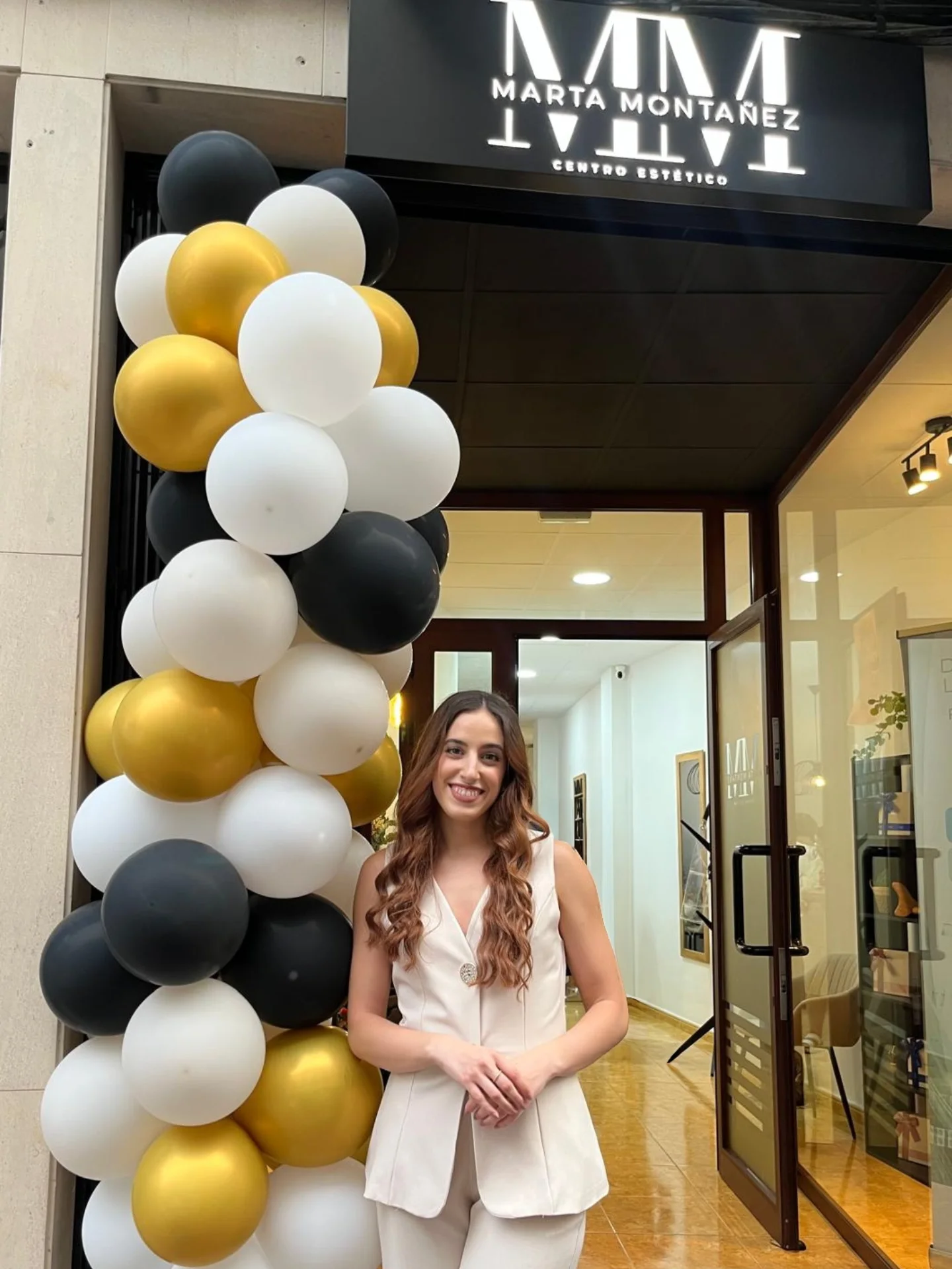 Marta Montañez en la entrada del establecimiento durante la inauguración