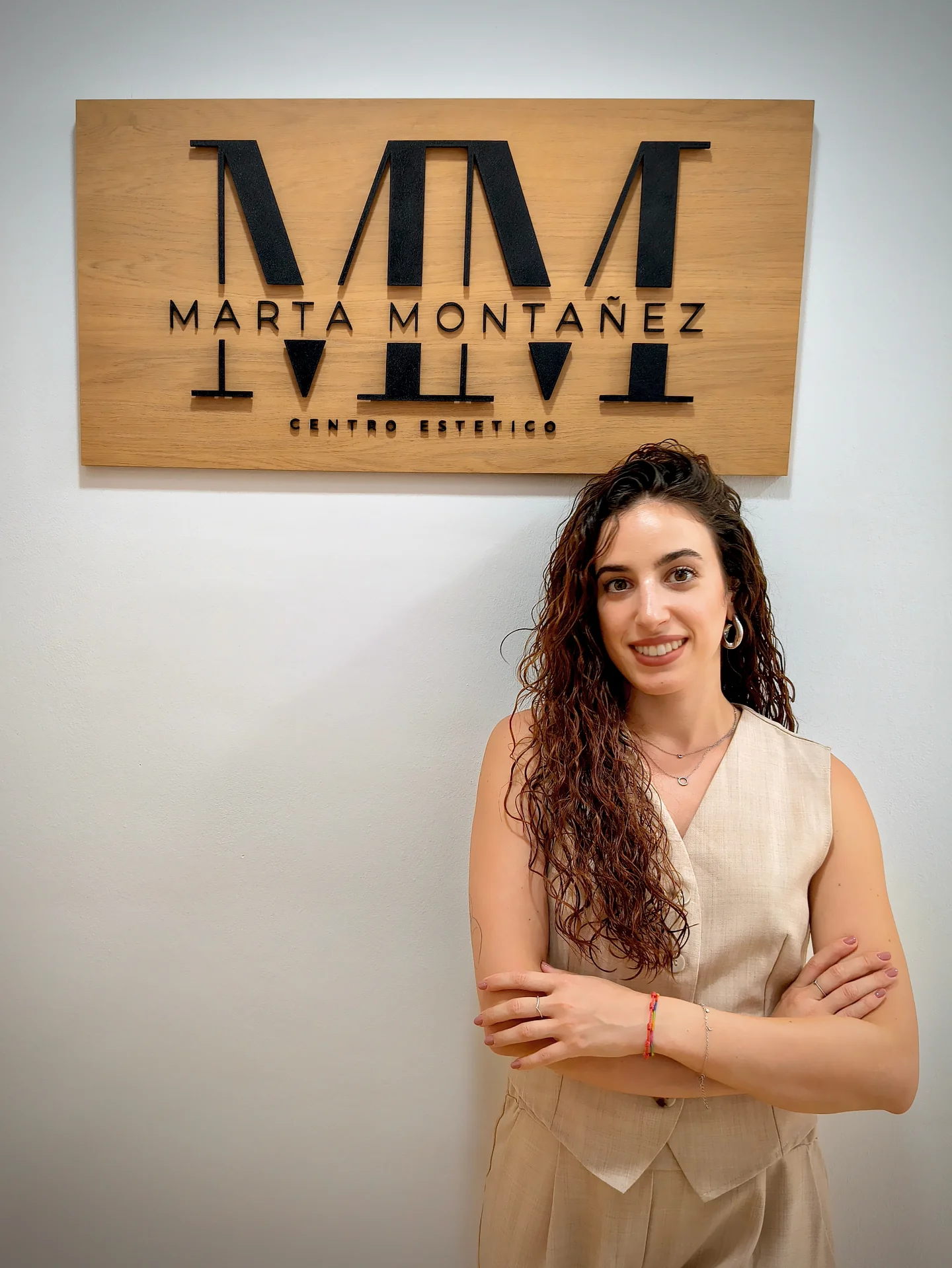 Marta Montañez en su centro de estética, junto al rótulo del establecimiento