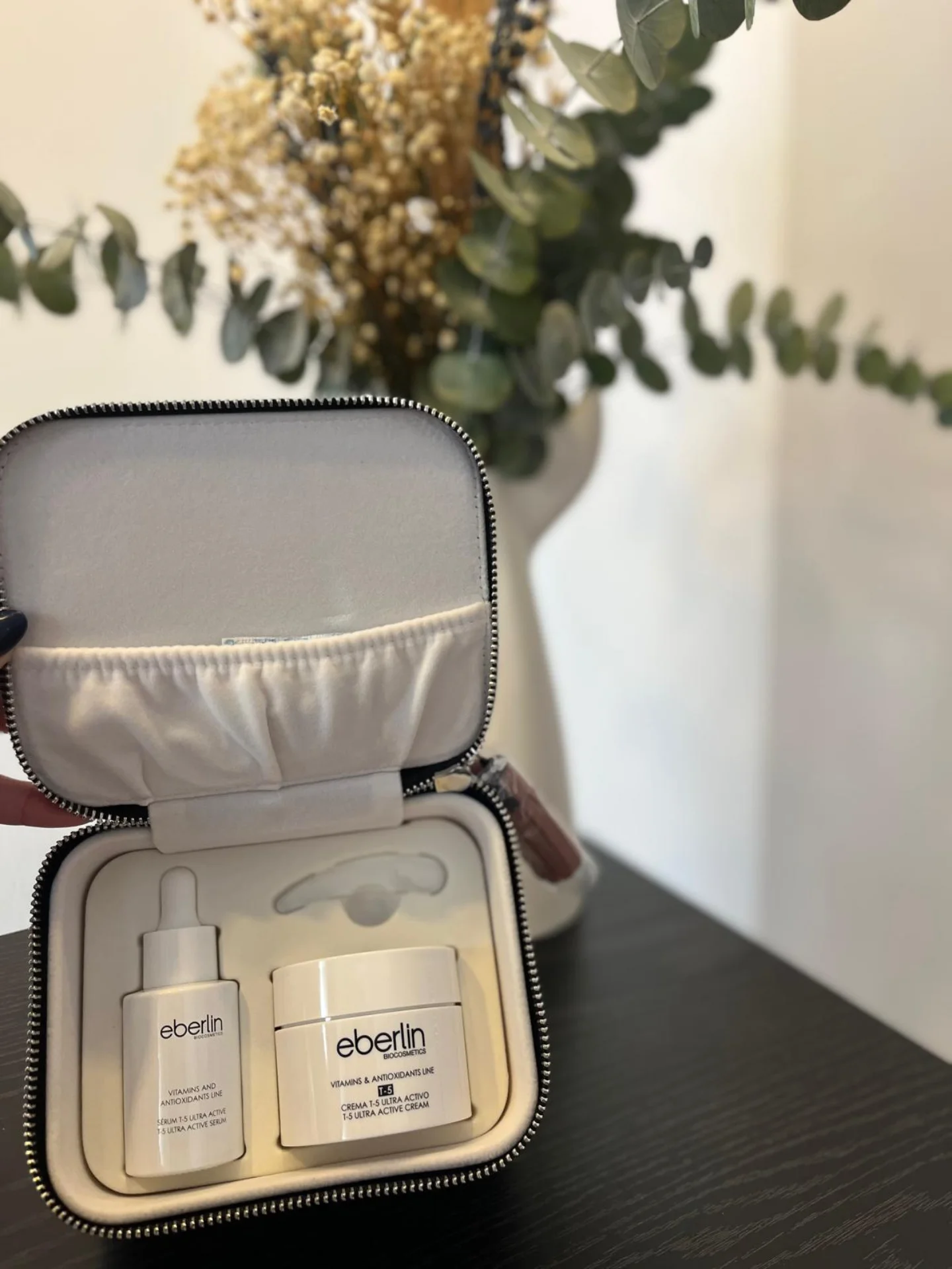 Neceser y pack de cosmética Eberlin fotografiados en el centro