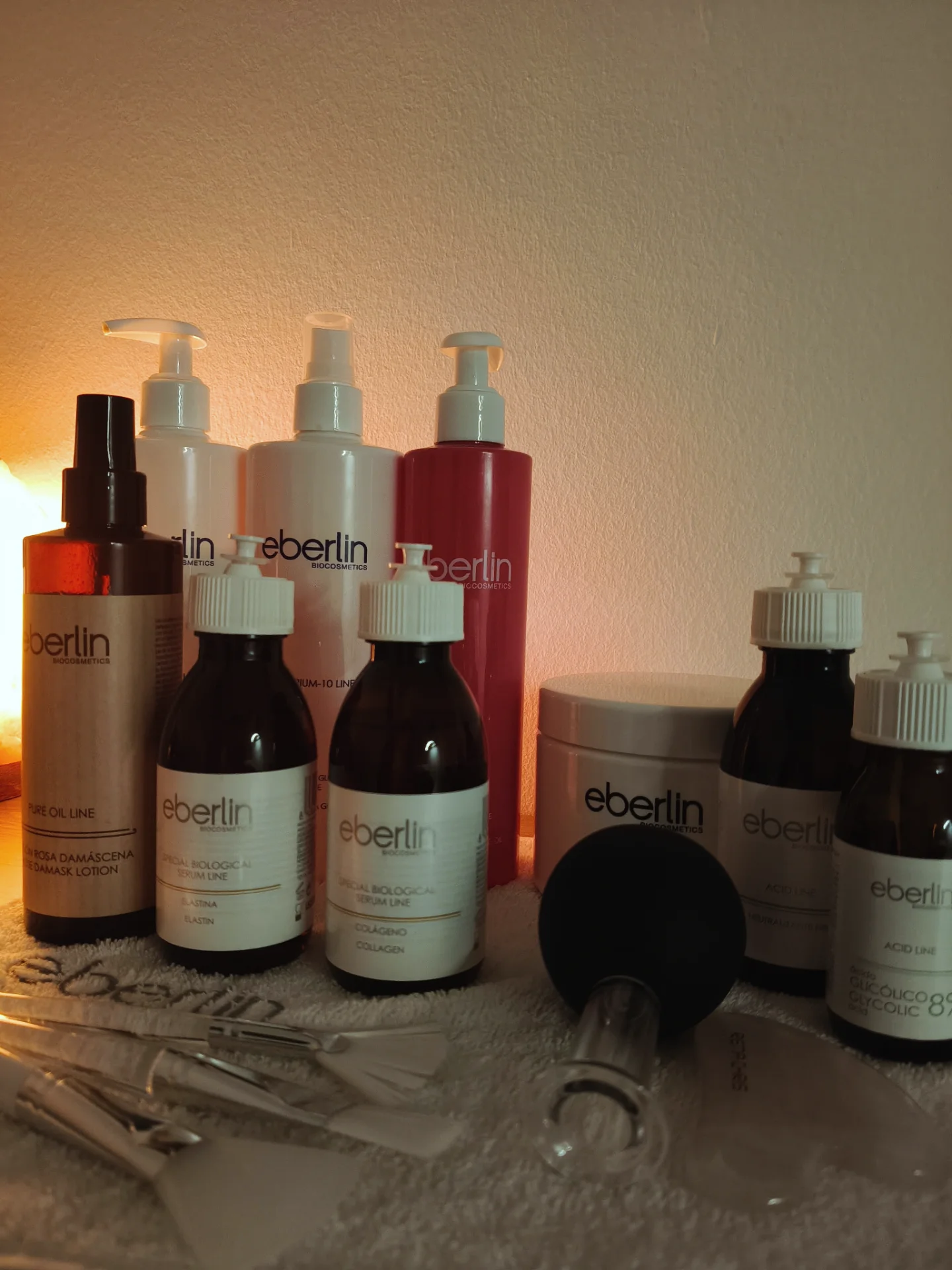 Cosmética Eberlin y utensilios de cuidado facial del centro